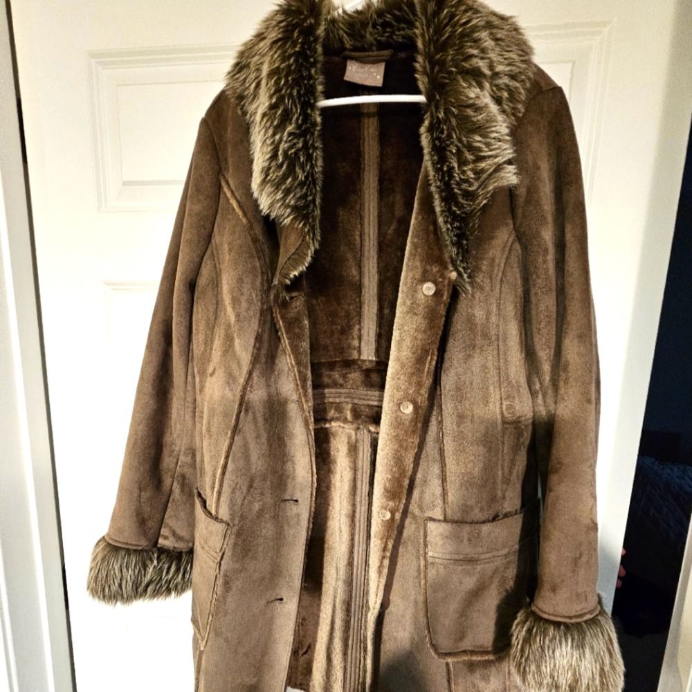 New elegant coat with a soft and cozy faux fur collar